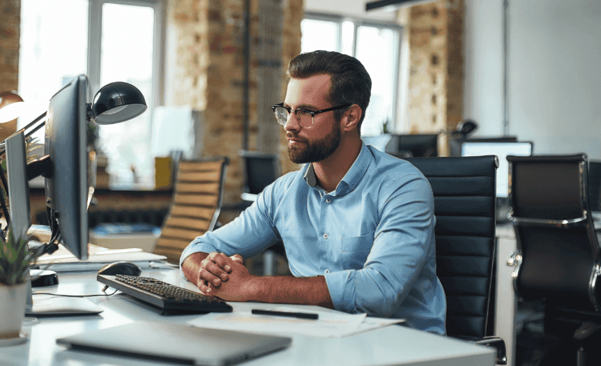 Se você só cresce quando alguém empurra, sua carreira está no automático