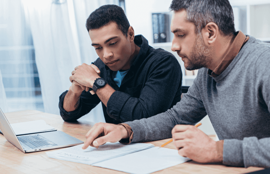 Esta é a diferença entre feedback que melhora e feedback que humilha