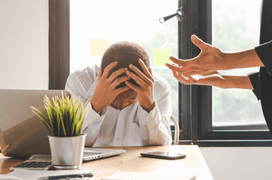 Este é o problema de trabalhar com gente que nunca assume nada