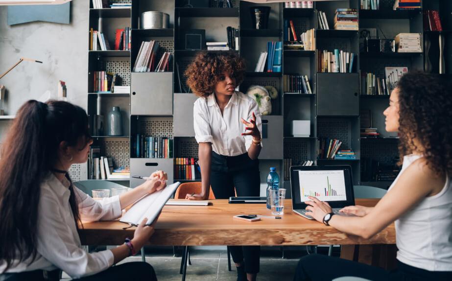 Como o hábito de explicar demais enfraquece sua autoridade