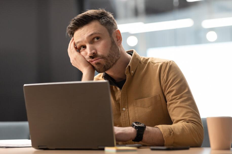 A promessa de flexibilidade no trabalho virou uma nova forma de controle