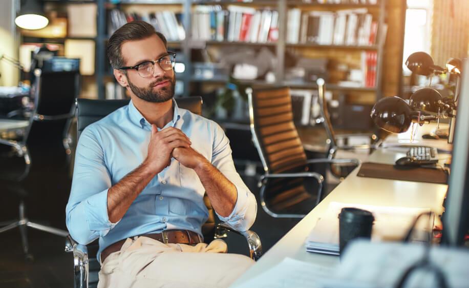 A ansiedade de “precisar provar valor” está drenando sua carreira?