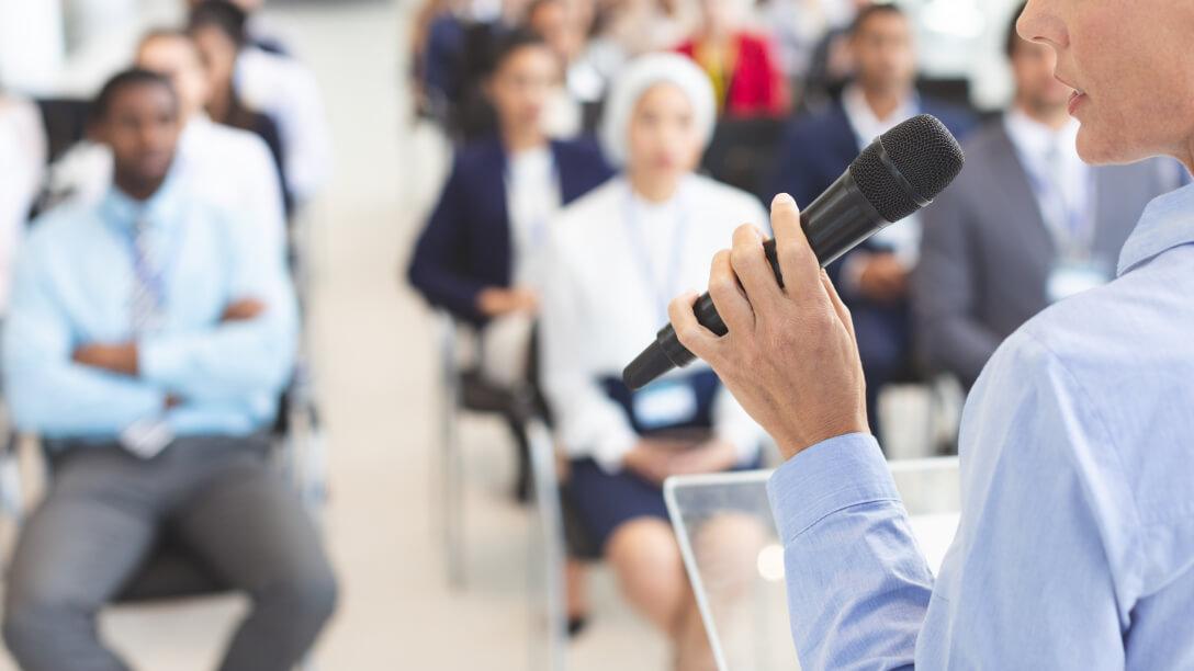 O problema de premiar quem fala mais alto, não quem entrega melhor