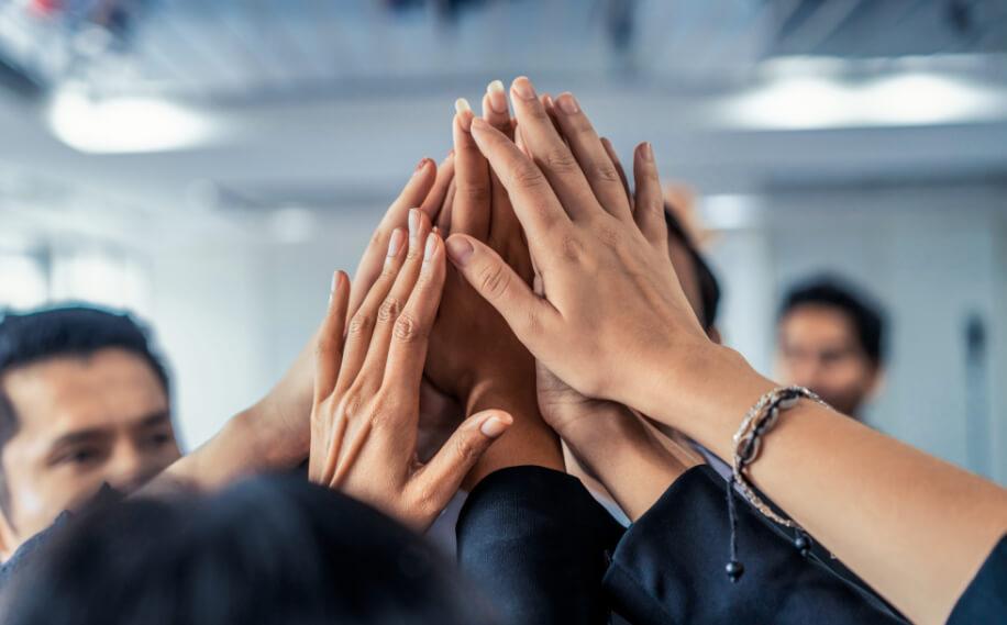 Como elogios demais podem virar ruído e matar a confiança do seu time