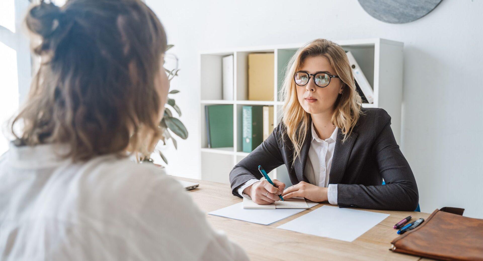 3 maneiras de implementar práticas de inteligência emocional ao contratar funcionários