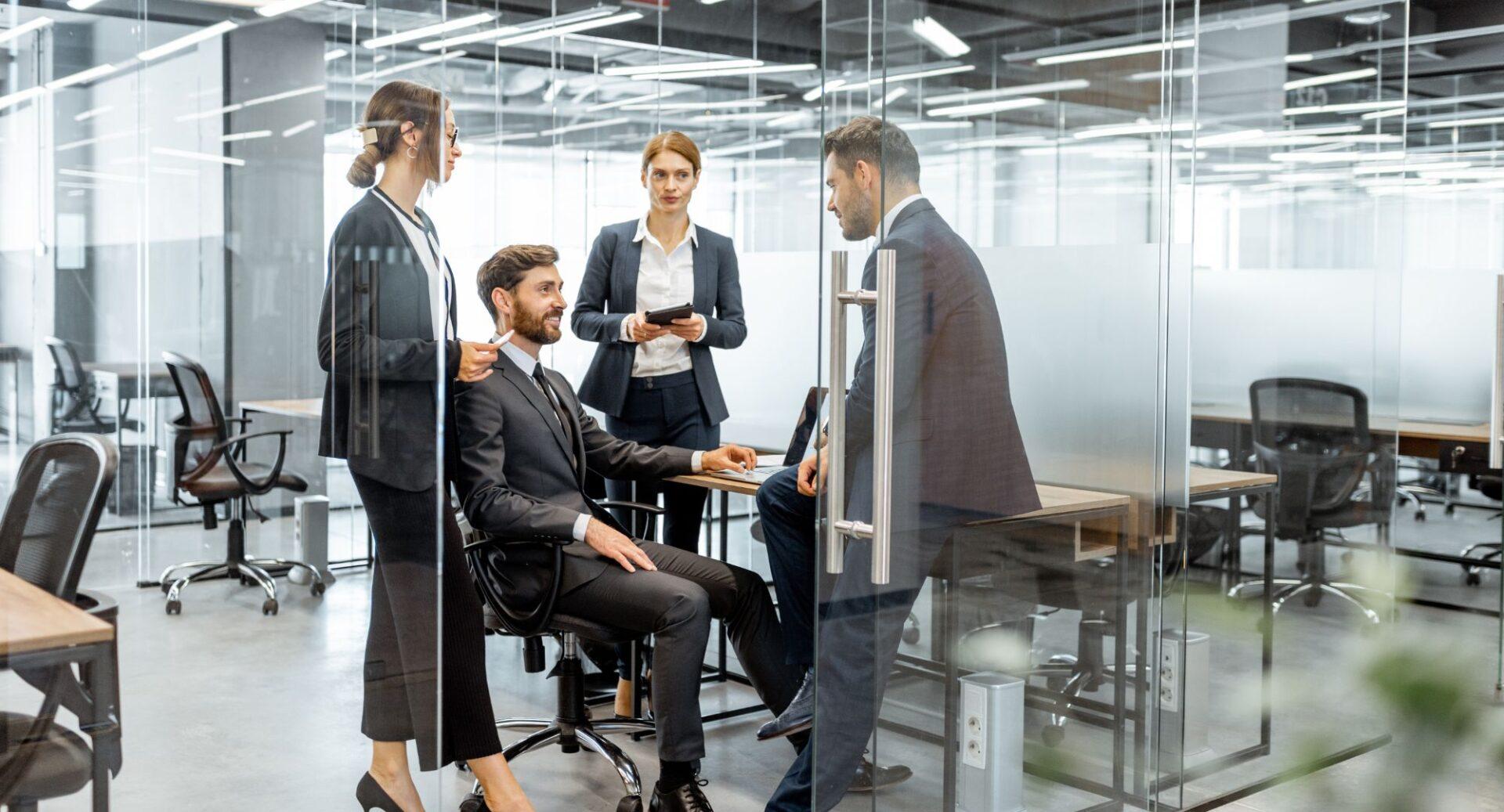 O que diferencia líderes visionários de gestores operacionais