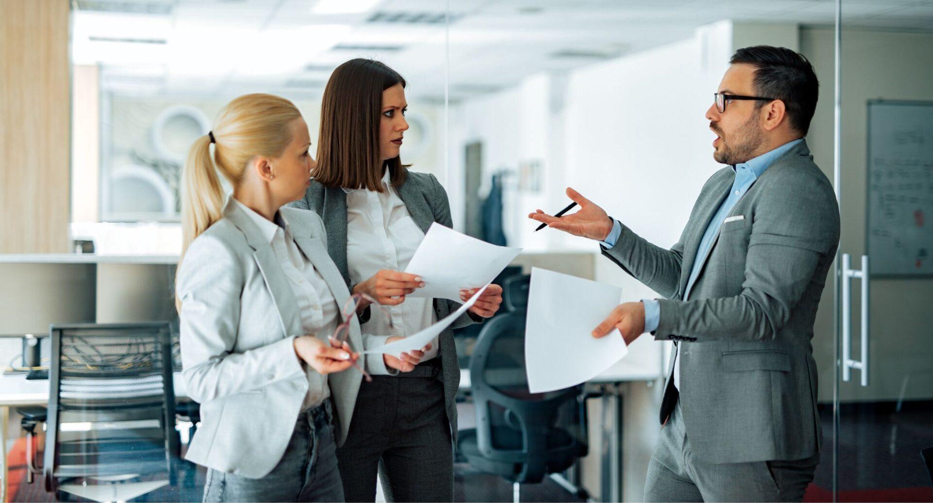 É assim que os líderes devem conter a hostilidade no local de trabalho