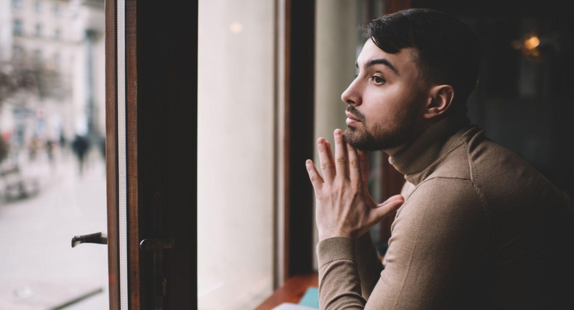 7 armadilhas mentais que sabotam decisões importantes no trabalho