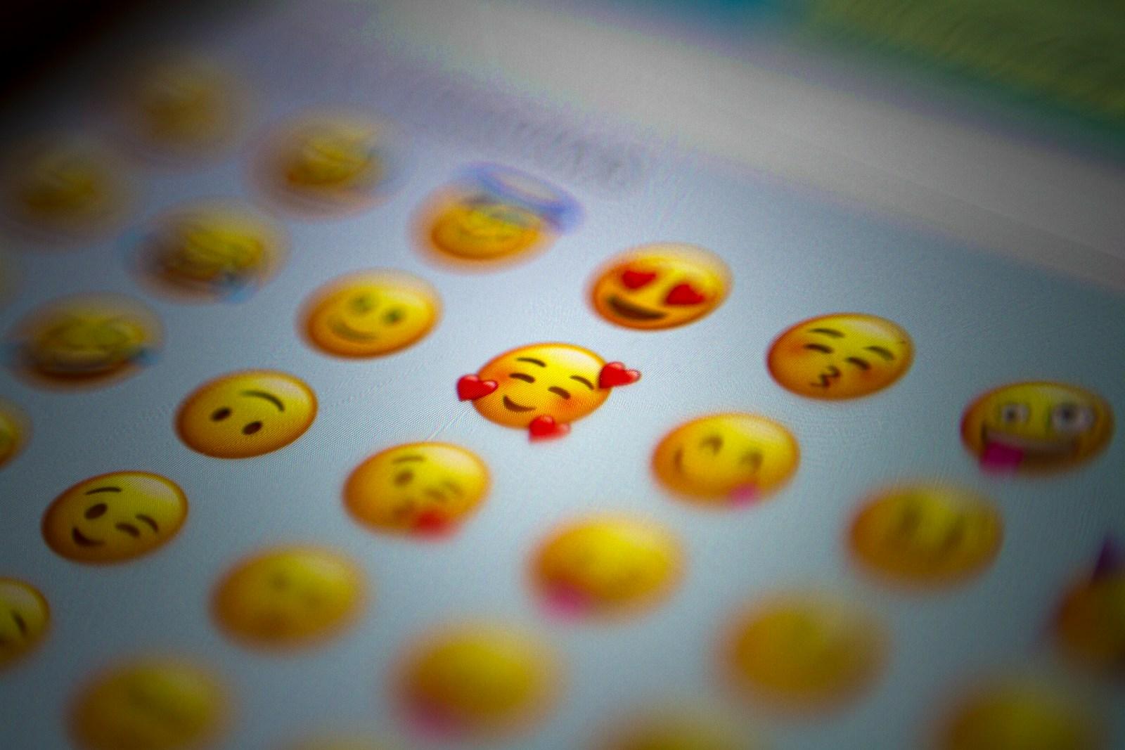 A Influência dos Emojis na Produtividade: Quando (e como) os emojis fazem diferença na comunicação corporativa