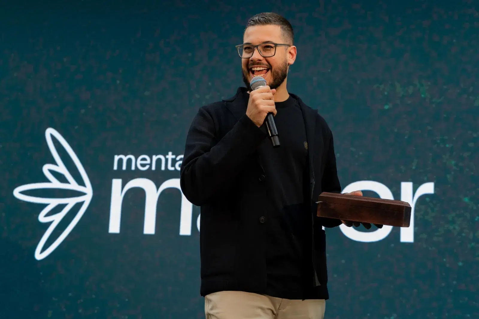 Pedro Quintanilha em um dos maiores podcasts de negócios do Brasil: Como um negócio digital projetado para ultrapassar R$ 100 milhões nasceu de um computador comum