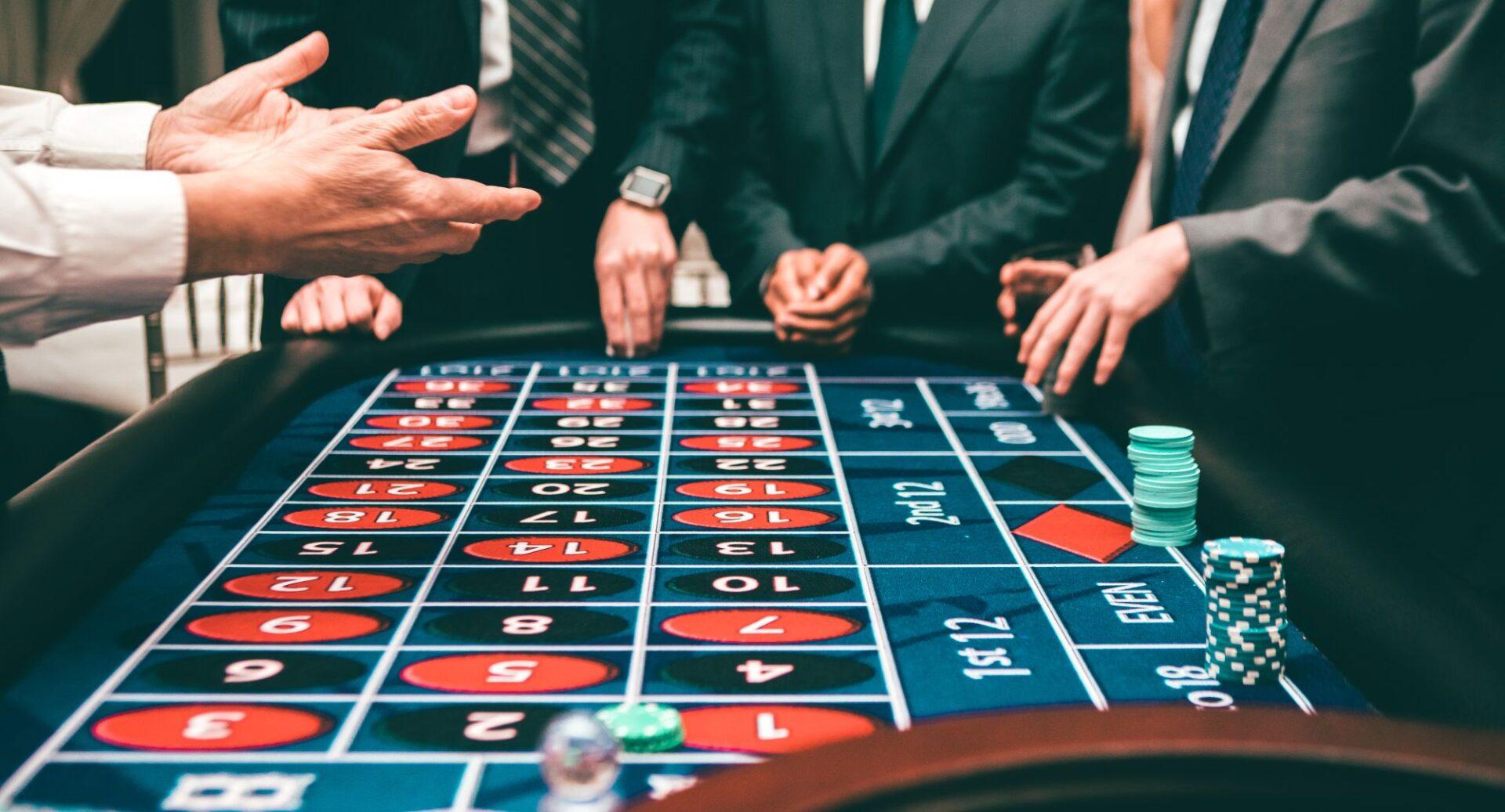Produto invisível, vantagem duradoura: o que as empresas de jogos de cassino ensinam sobre competir em mercados regulamentados