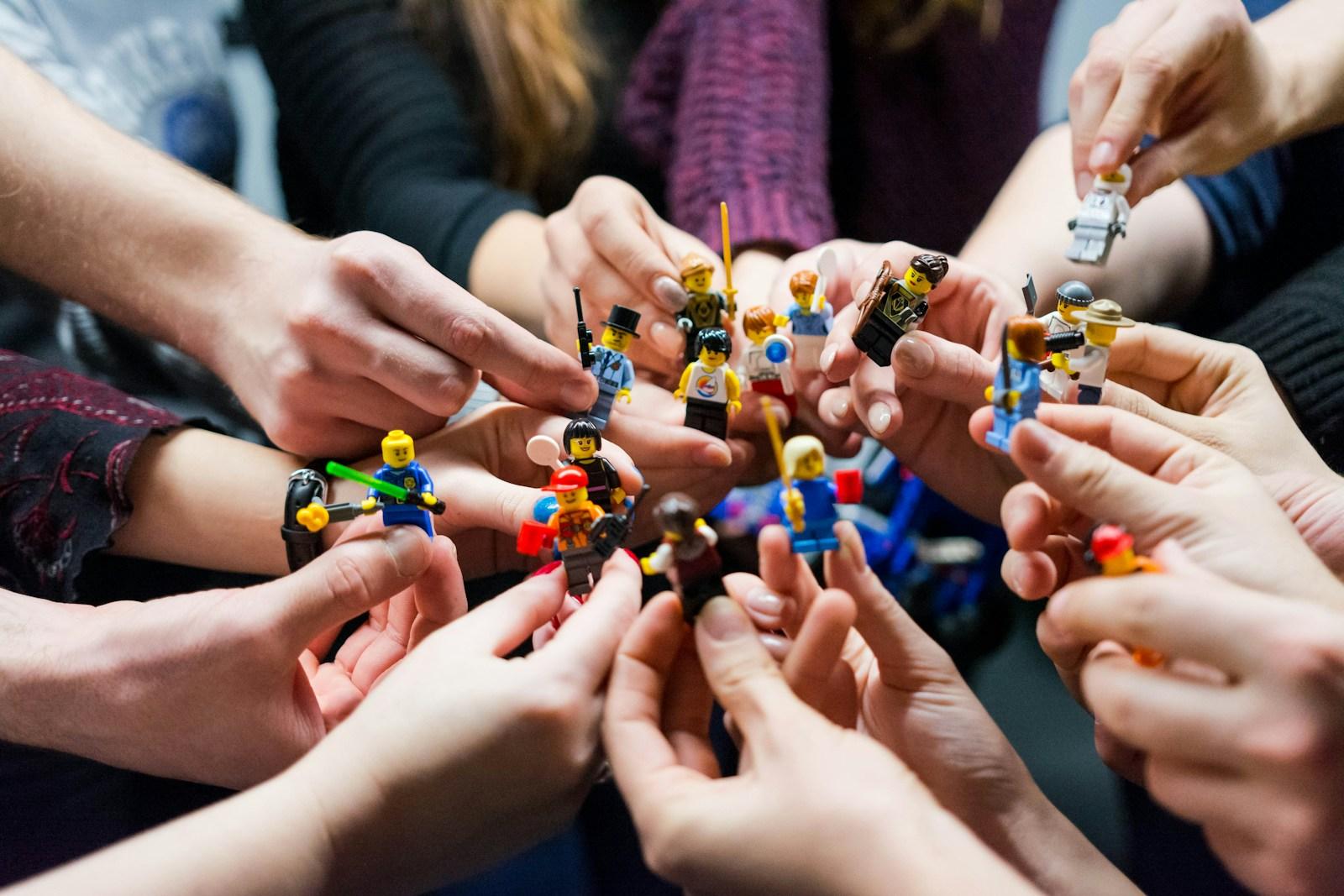 A decisão que transformou a LEGO de uma empresa quase falida em um fenômeno mundial