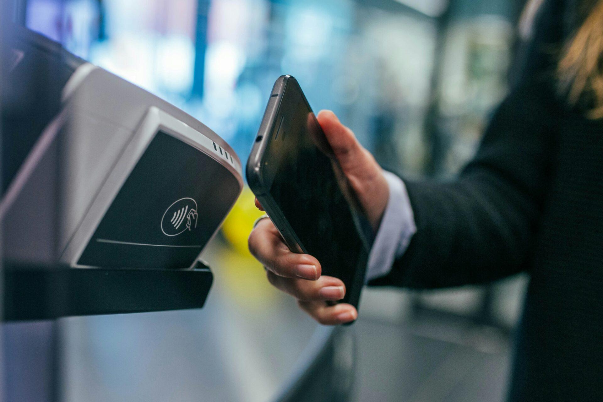IA agêntica avança nos meios de pagamento e expõe desafios em infraestrutura e segurança do sistema financeiro